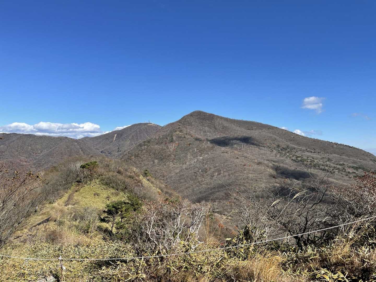 荒山の山肌に映る雲の影が長閑に思えます。