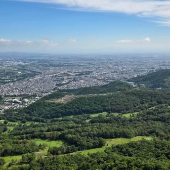 ゴルフ場と札幌市手稲区市街が良く見えます。