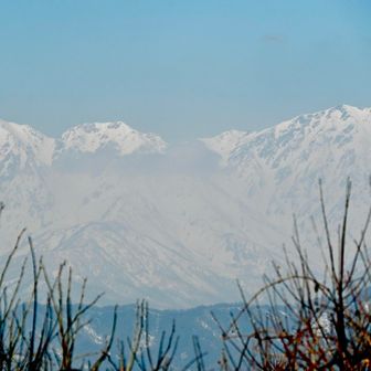 白馬三山がでーん

白馬鑓ヶ岳　杓子岳　白馬岳

霞んでいるけどなんとか北アルプス北部は見れたぜ

素晴らしい眺望じゃねーですか

ワッハッハ