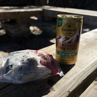 今日のほっと一息。
大福と缶コーヒー。カフェインでしゃきっとして、残りいきますか。