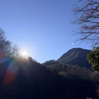 徐々に夕刻へ向かい始めた青空。