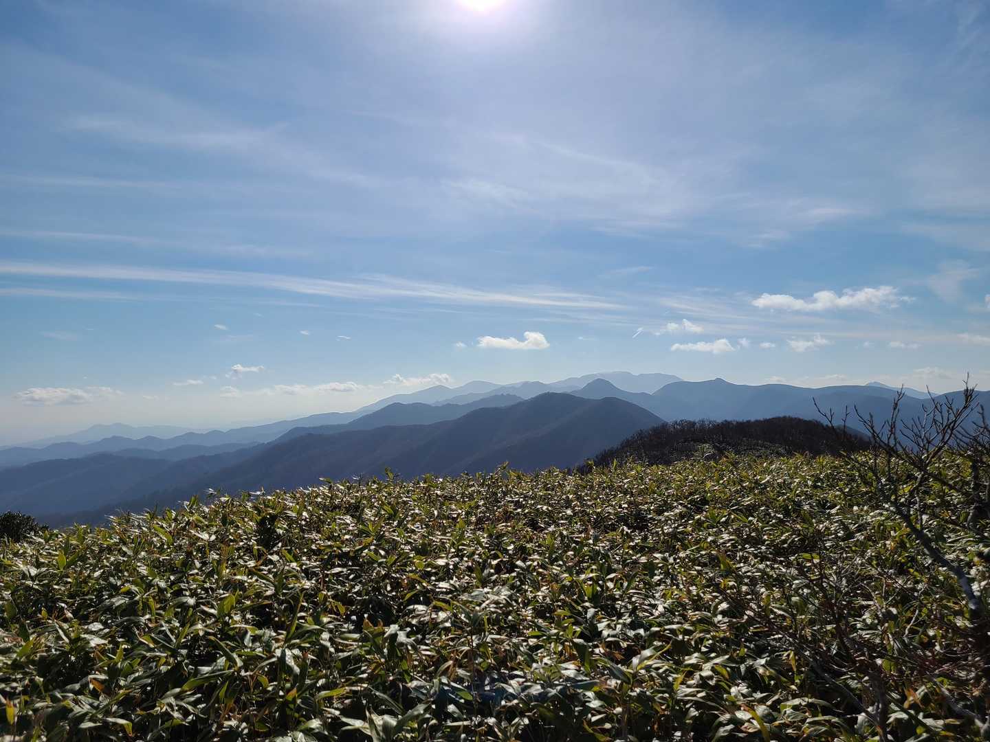 猿鼻山山頂から雁戸山・蔵王方面を望む。