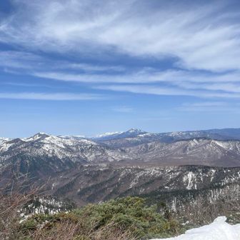 頂上まで上がってくると、至仏山とか燧ヶ岳が見える。