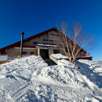 やっとの思いで八方池山荘へ、ここからは、ある程度、踏み固められた雪となり、爆速下山！