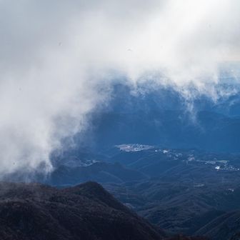 風も強く、冬の雲が一気に駆け抜けます