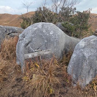 秋吉台は広大な石灰岩平野を形成していますが・・・