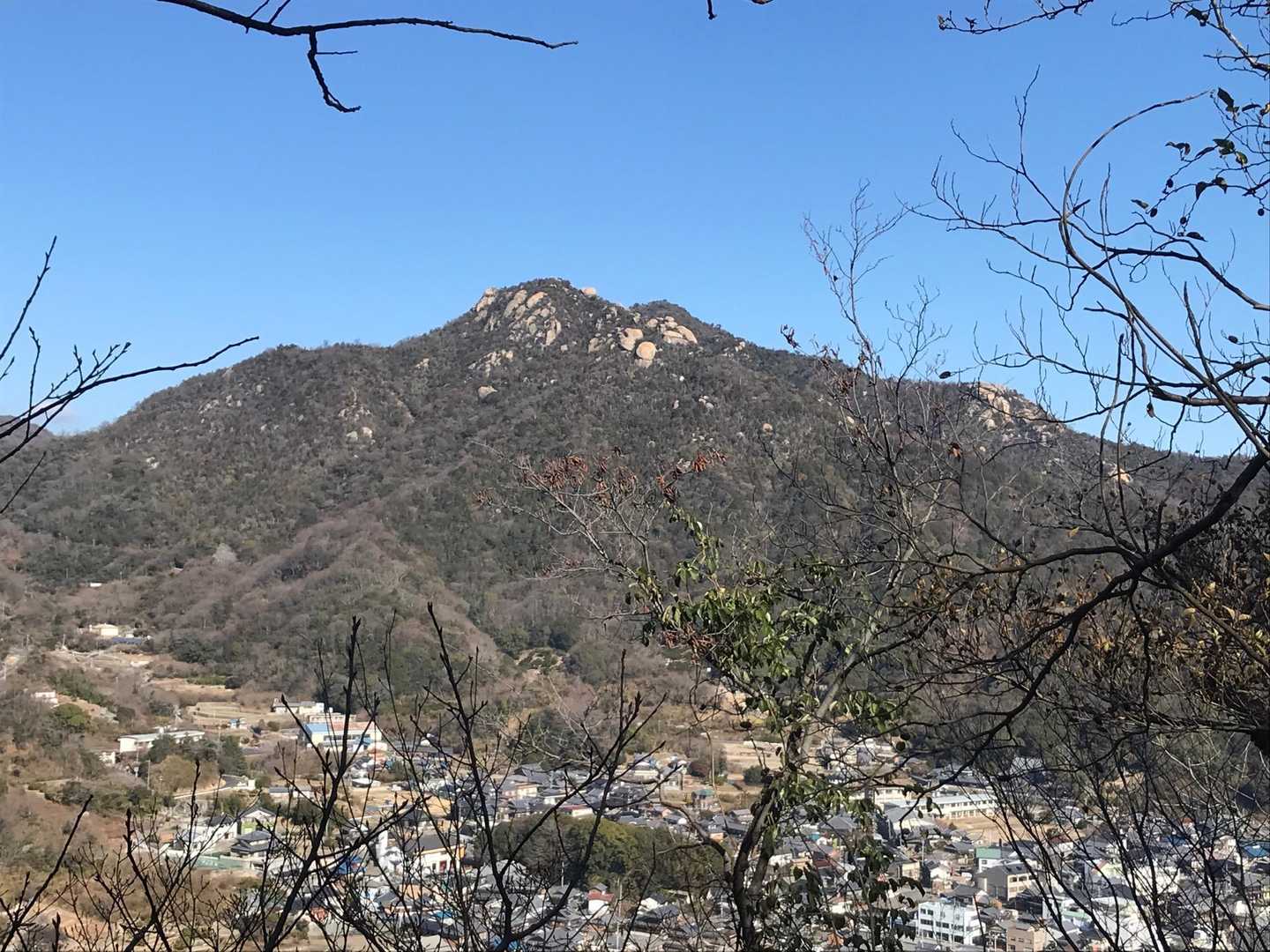 下山途中に見上げた火山。なんか威厳が感じられる。