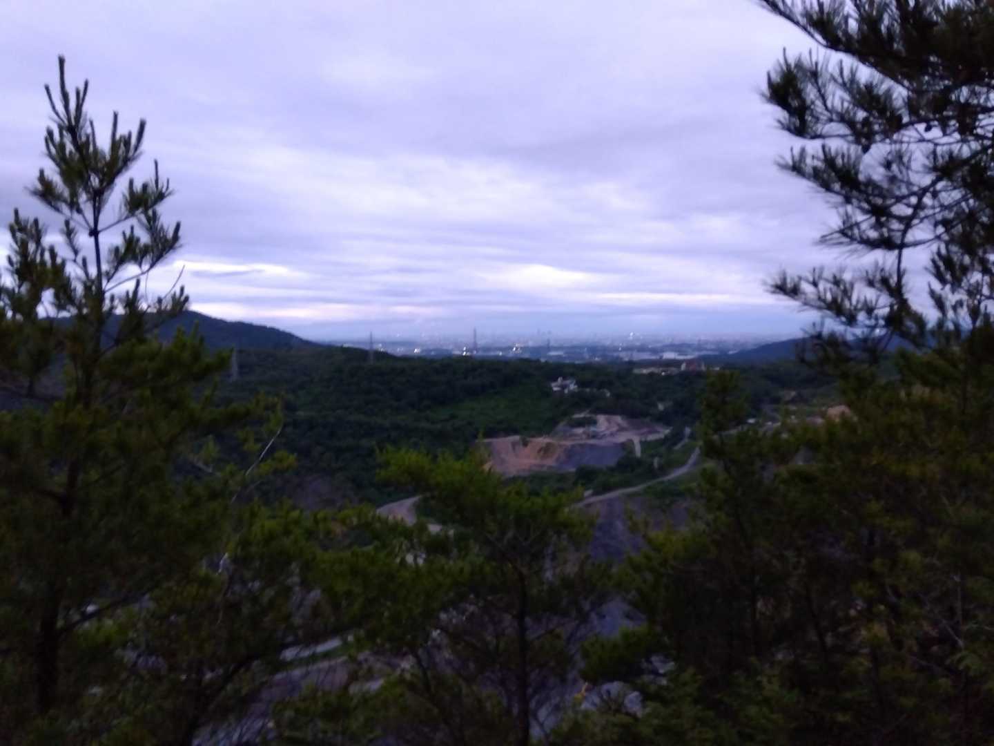 日が暮れてきたので、採石場と名古屋の景色を見ながら小走りに下山