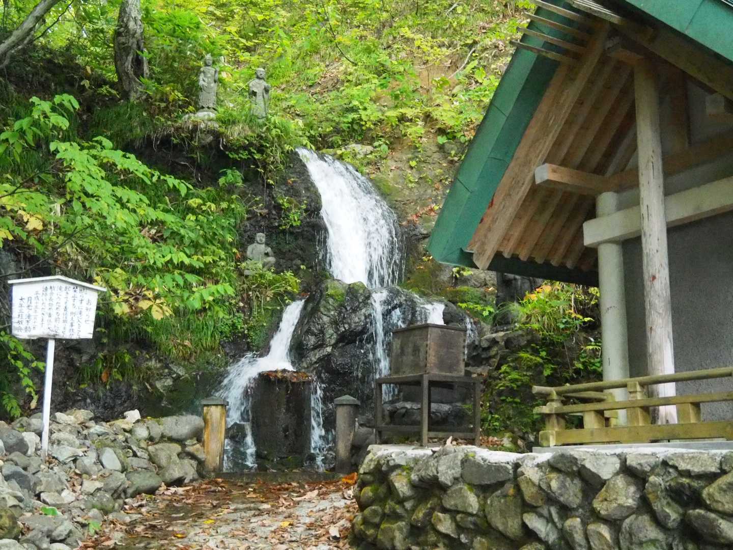 登る前に月光の滝