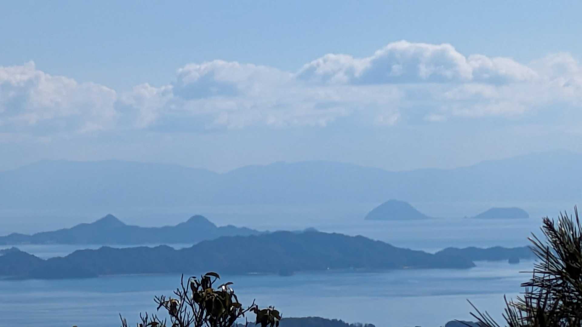 右奥⇨ダッシュ島
手前の島の向こうは
二神島⇦
耳🙌みたいね😆