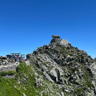 縦走最後の締めは立山三山縦走ということで頑張って雄山へ。さすがに凄い人出で少し渋滞していました