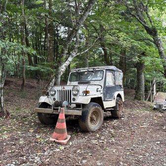 登山道入り口にある、かっこいい4WD車