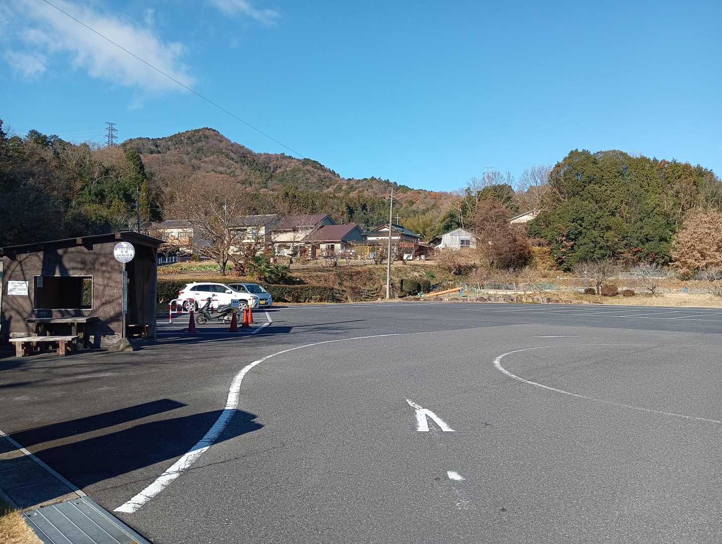 石畳ふれあい広場駐車場奥の山は高根山⛰️