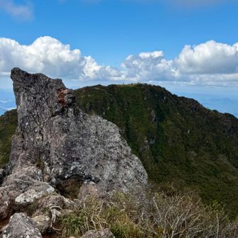 あちらは西峰。
ひと息ついたので下山します。

登りで追い越した人たちとすれ違いました。
順番が入れ替わっているのが面白いですが、同じような時間に山頂に着きそうなので山頂が人でいっぱいになりそうです。
みなさん、お昼に山頂という計画なのかな。