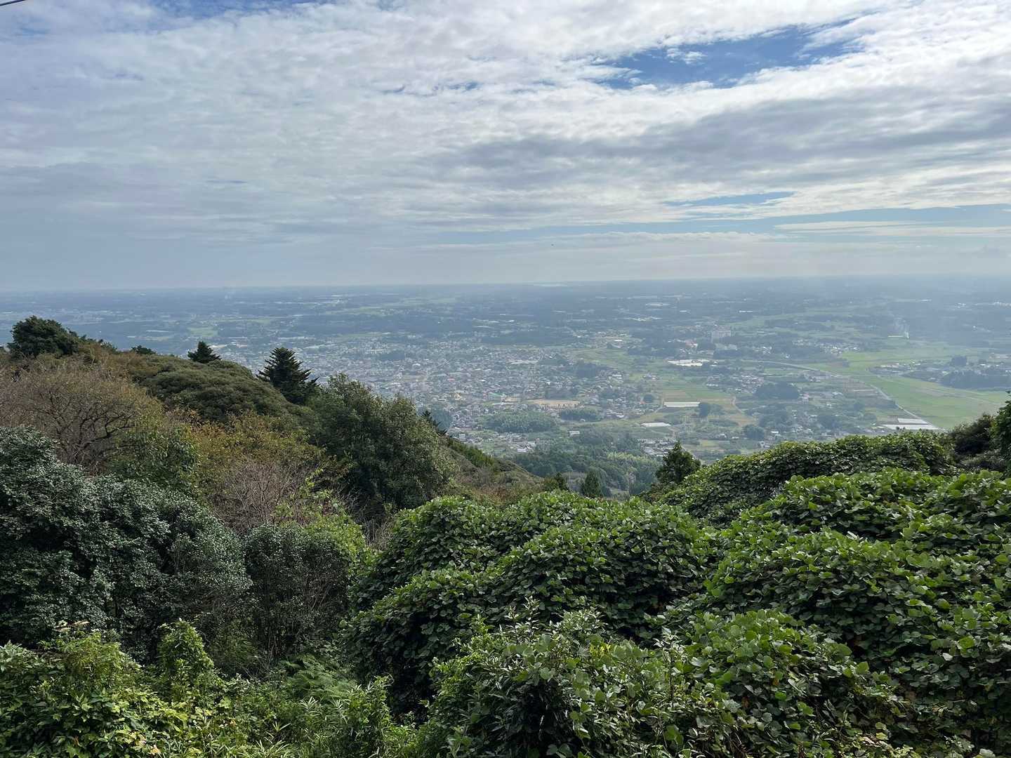 愛宕山からは一方向だけだが眺め良し。神社が凄く立派でした