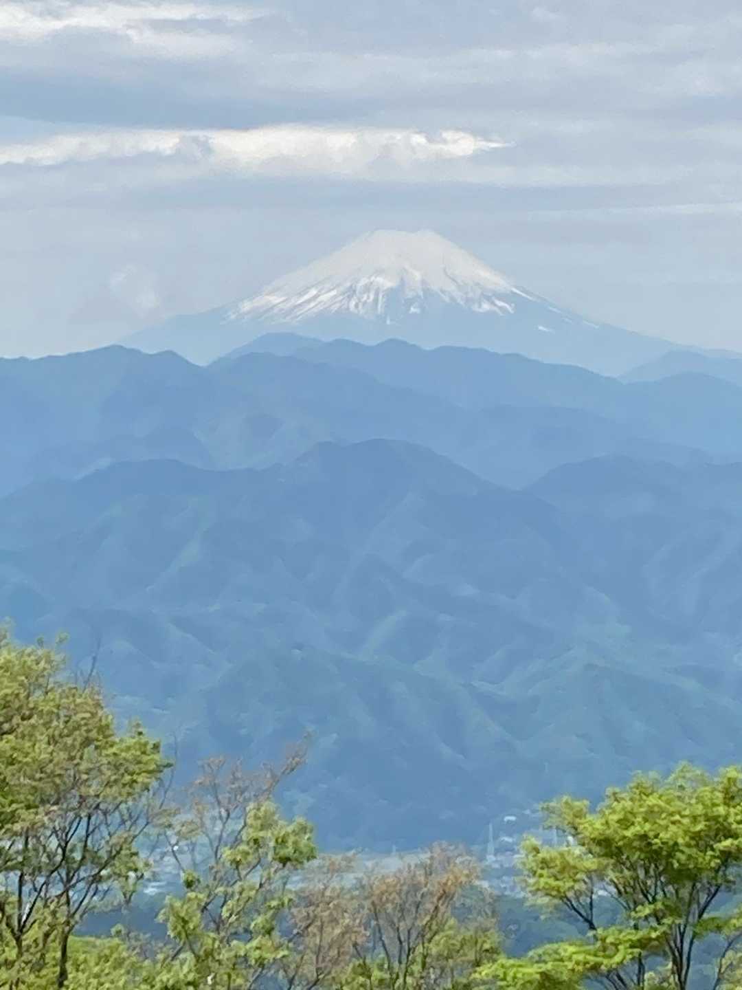 陣馬山頂より。午前中は気温も低めで富士山も綺麗に見えました。