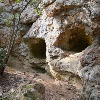 少し登ると、あったよドクロ岩
思ったよりドクロだ
この辺だけ足跡だらけ😁