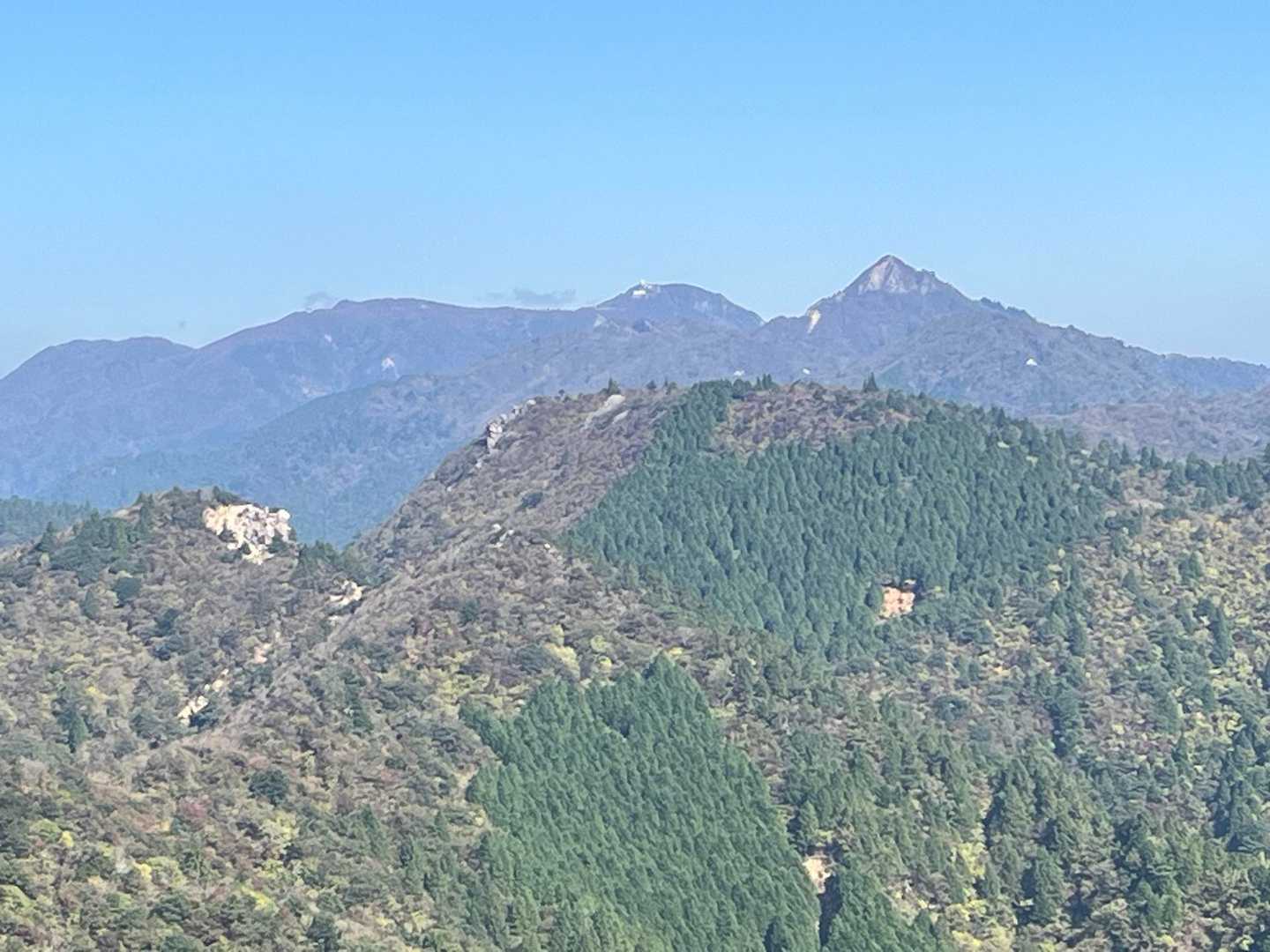 西峰に向かう稜線からの鈴鹿の山の絶景。
御在所岳、鎌ヶ岳。手前は宮指路岳