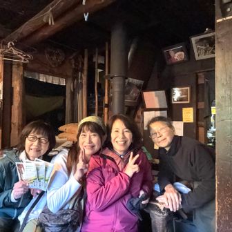 もう帰っちゃうの？と、
お母さんがおっしゃってくれたので……お言葉に甘えて、、、
4人でガールズトーク💄
いつまでも美魔女でいるお母さんの秘訣を教えて頂きました❤️❤️❤️
私たちも、負けないわよー❤️‍🔥

