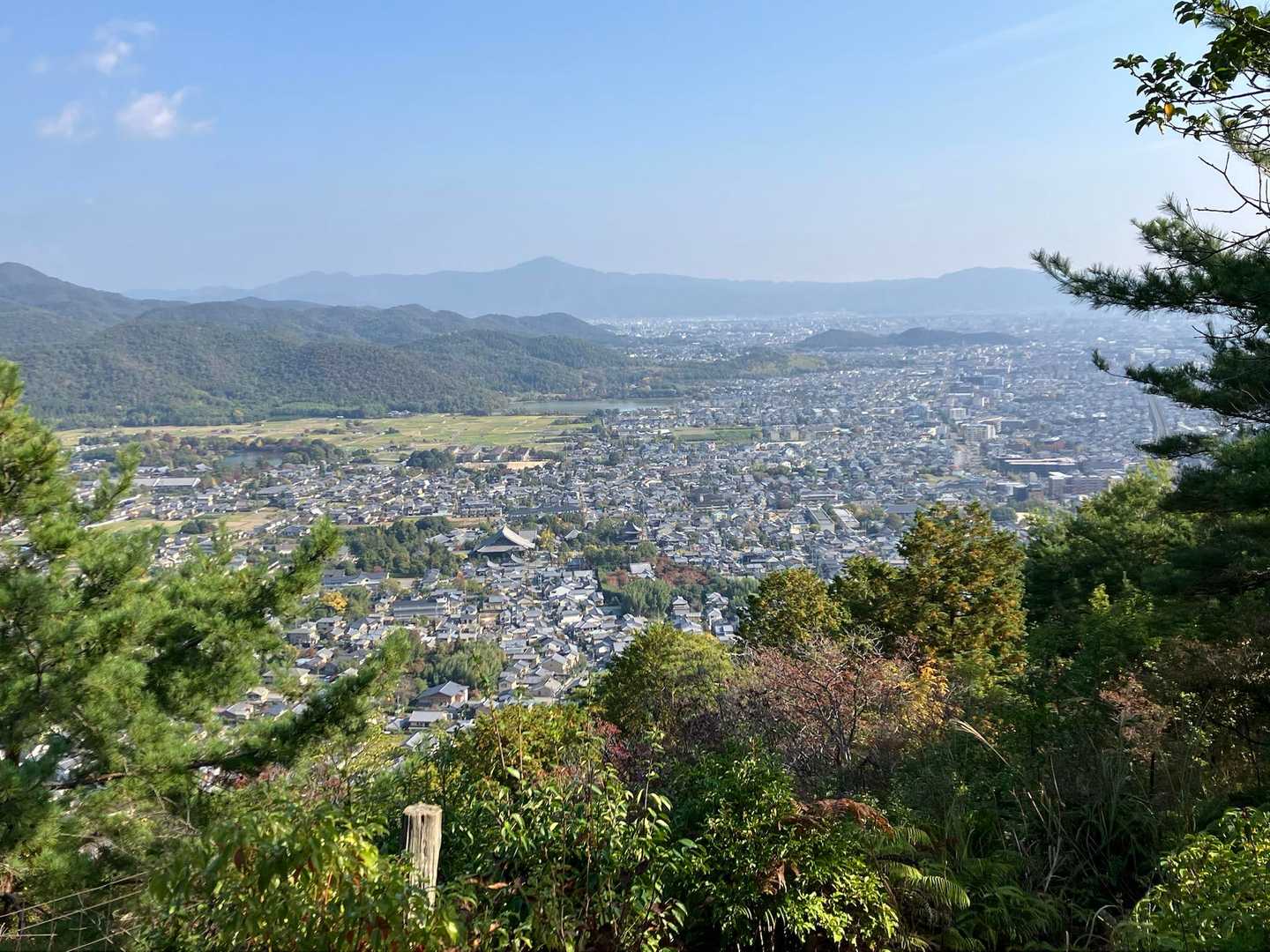 途中、随所に開けた場所有り　
市内一望　どちら方面だかワカランけど