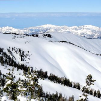 左から毛猛、守門、浅草、粟ヶ岳。