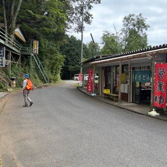 右側の平九郎茶屋へ