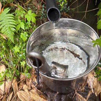三ツ石の水場の水はかろうじて出ていた。