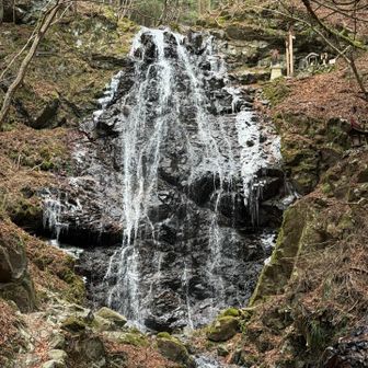 不動滝も殆ど氷は付いていません