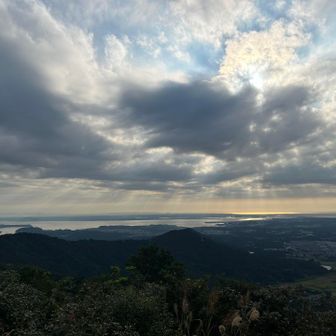 あれ？アンテナのとこまで来たけど座談山の標識ないな？