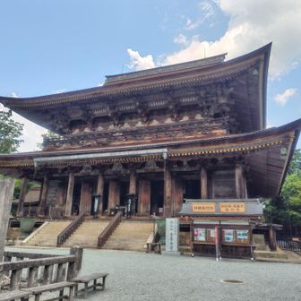 世界文化遺産 金峯山寺(ｷﾝﾌﾟｾﾝｼﾞ)
吉野山のシンボルであり、巨大な木造建築「蔵王堂」が有名です。日本独自の山岳信仰である修験道の中心地でもあるそうです。