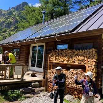火山館は山小屋風？
小屋主さん駐在されていてお話できました
手ぬぐいなど販売されてます
また万一の時の備えをされているよう
登山者の安全を守ってくださってます
綺麗に積み上げられた薪棚が美しい✨