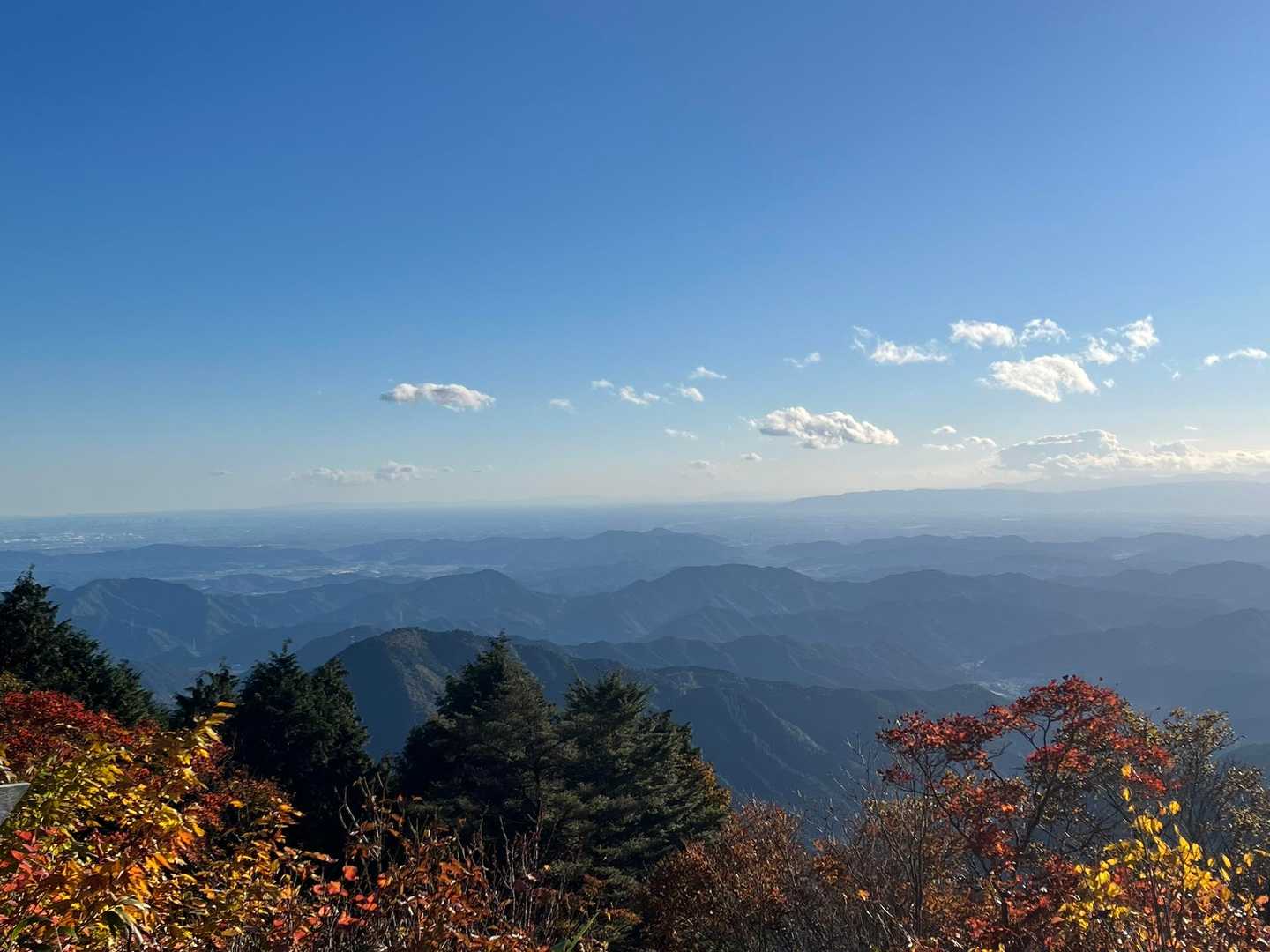 奥の方に鈴鹿山脈、多度山