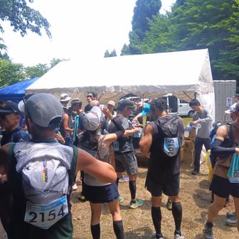 11：49　第１エイド大彦谷林道山頂15㎞地点、多くのランナーで賑わっている