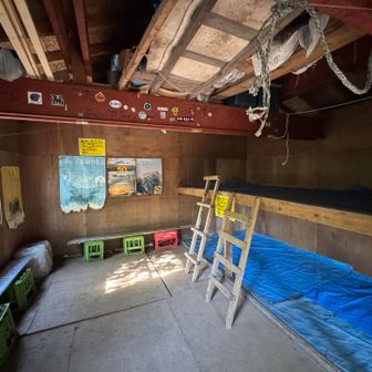 避難小屋の中🛖