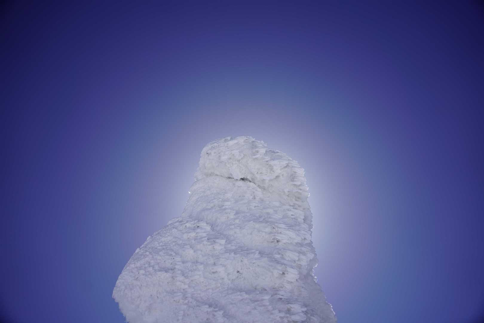 後光が差しています。

スノーモンスターが自身を溶かしながらも有害な太陽光から我々を守ってくれてる胸熱な展開を想像します。