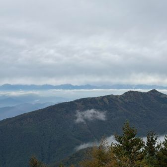 北アルプスが近いけど雲が。