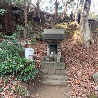 着いた！石尊山の山頂
先着の地元のお兄さんとごあいさつ😄
「山形県からなぜこんなマイナーな山へ？」と驚かれた🤣