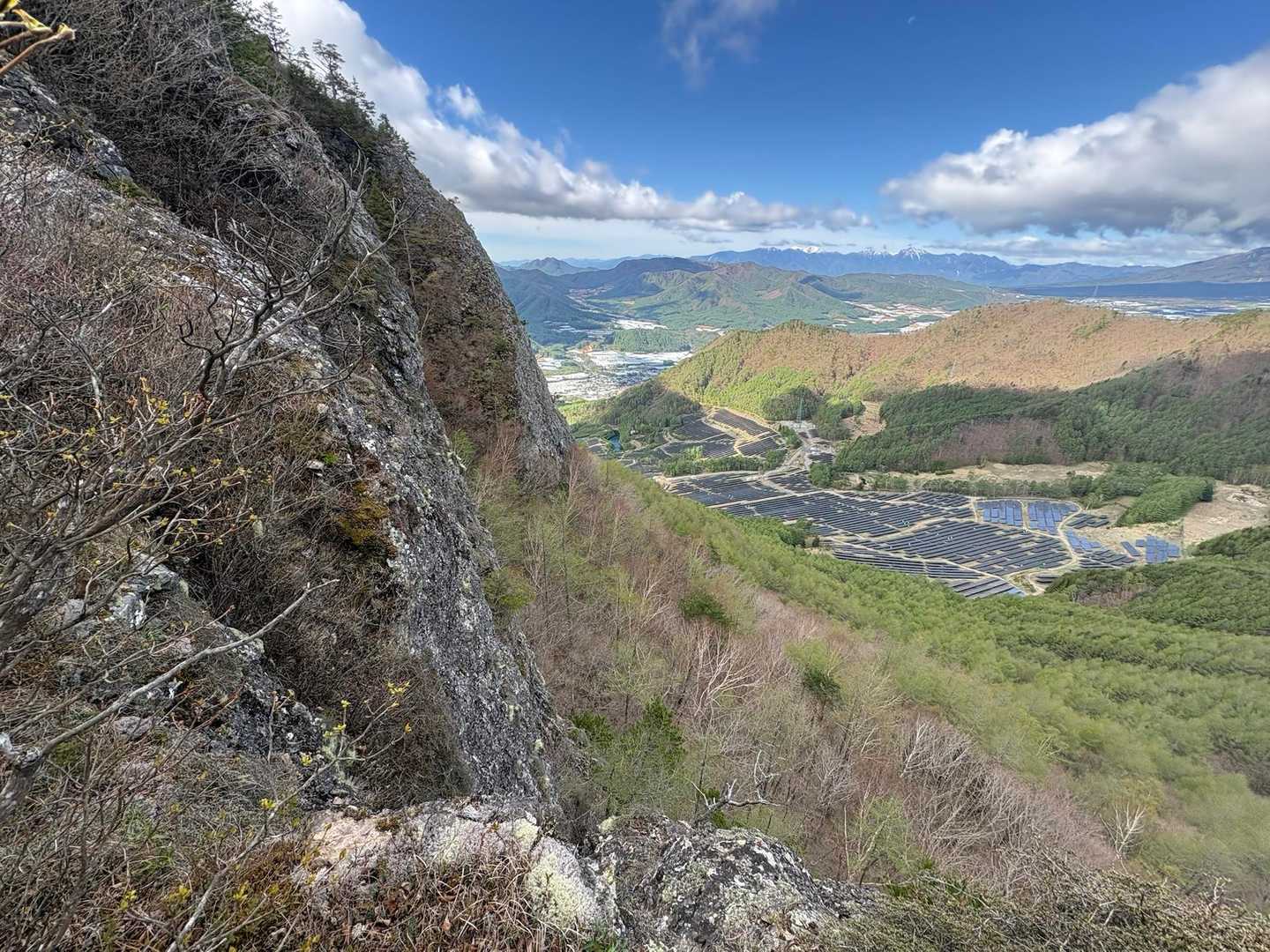 崖の淵から野辺山高原を望む。