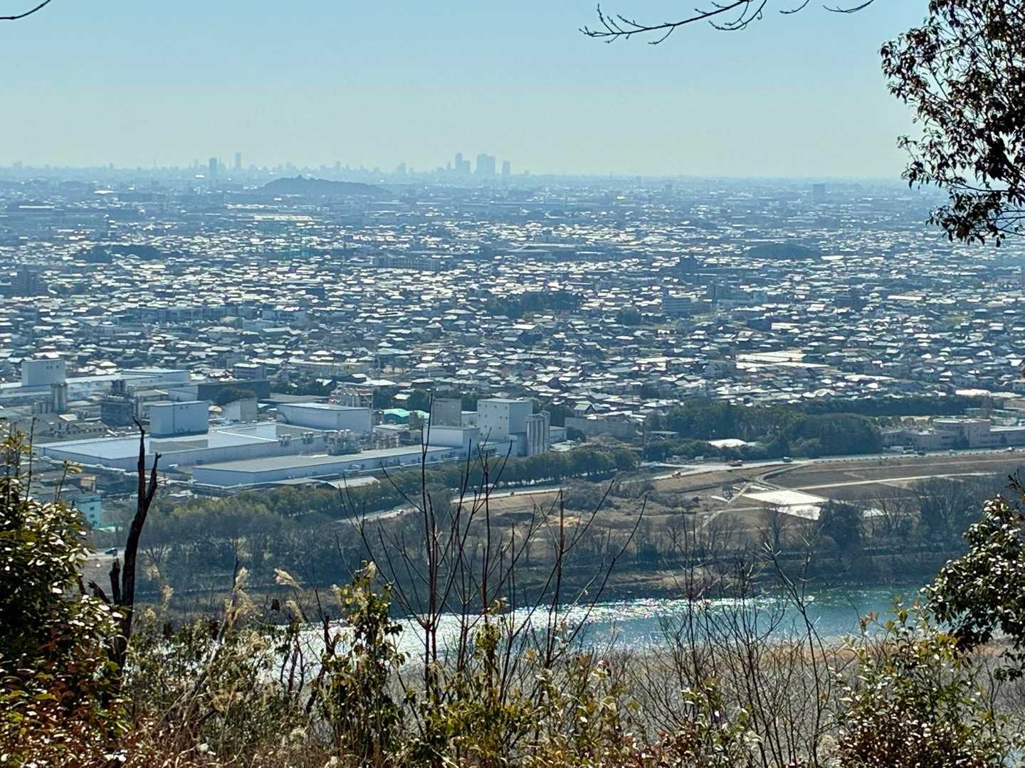 木曽川がすぐ眼下を流れています。
名古屋駅前ビル群がよく見えます。