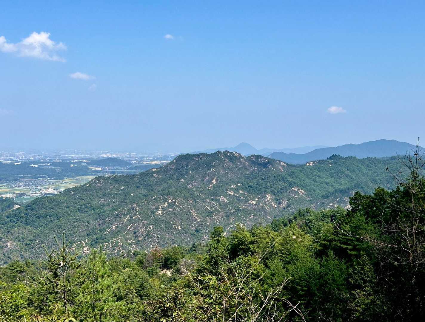 歩いて来た堂山⛰️と稜線〽️✨
その奥の▲は“三上山＝近江富士🗻“ですかね🤔