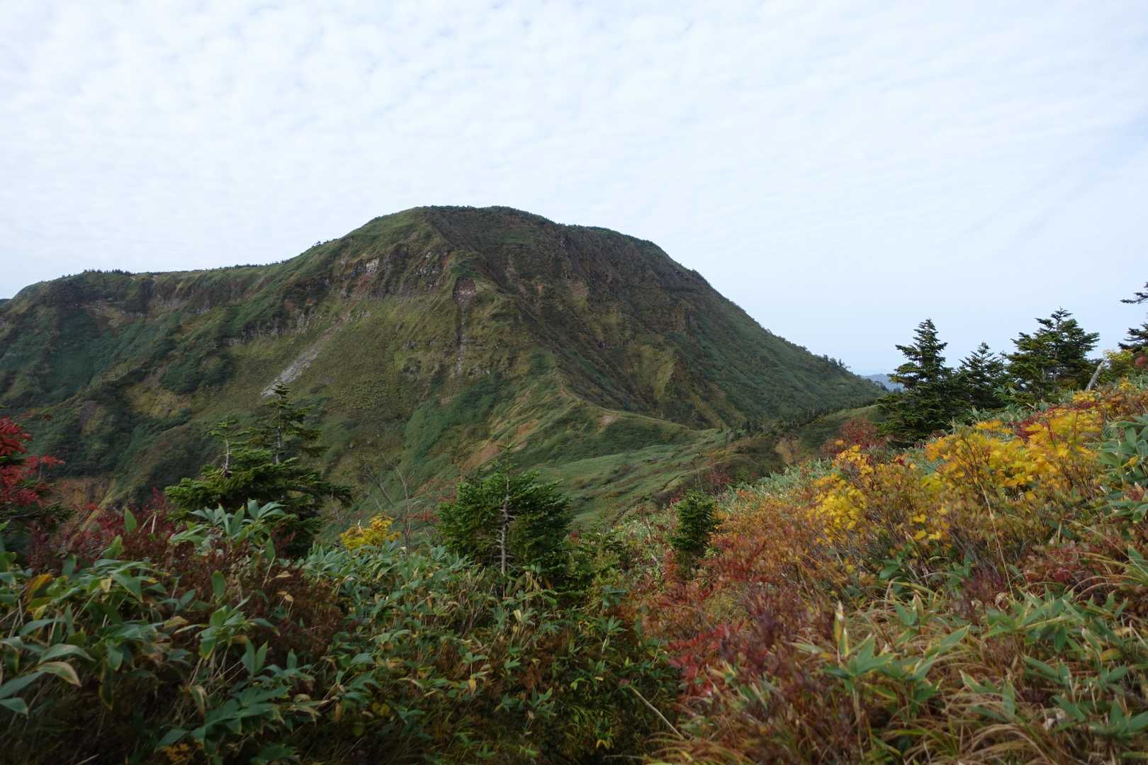 苗場山登場。威風堂々。貫禄がありますね。
