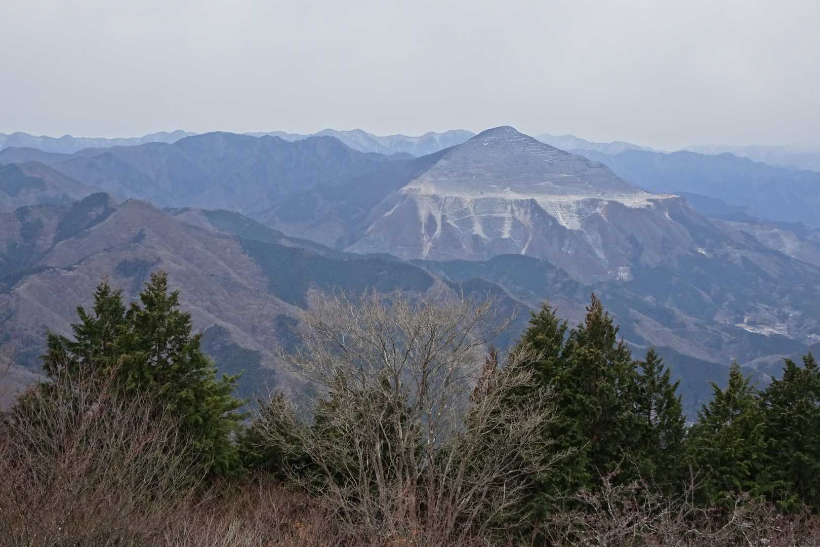 曇っているけど、武甲山を確り見ることが出来た。下山中には雲で隠れ始める。