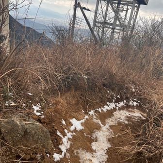 こっちの方は雪がまだ残ってた❄️
パラパラと霰降り出す🤣