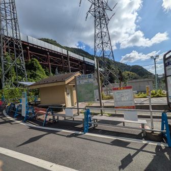小仏バス停にベンチが沢山
