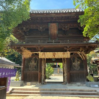休憩後、今日最後の札所・石手寺に到着です。参拝します。