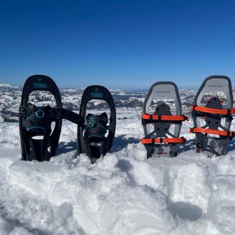 登頂🗻
山頂付近でスノーシュー記念写真
　※mont-bellの方が、私のスノーシュー
　　真新しい…

下山時、モフモフの雪の上歩くの楽しかった😁
でも慣れないから歩き疲れました…💦