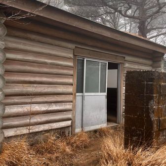 大浪池の小屋到着、少し早いけど風が強いのでここで昼食。