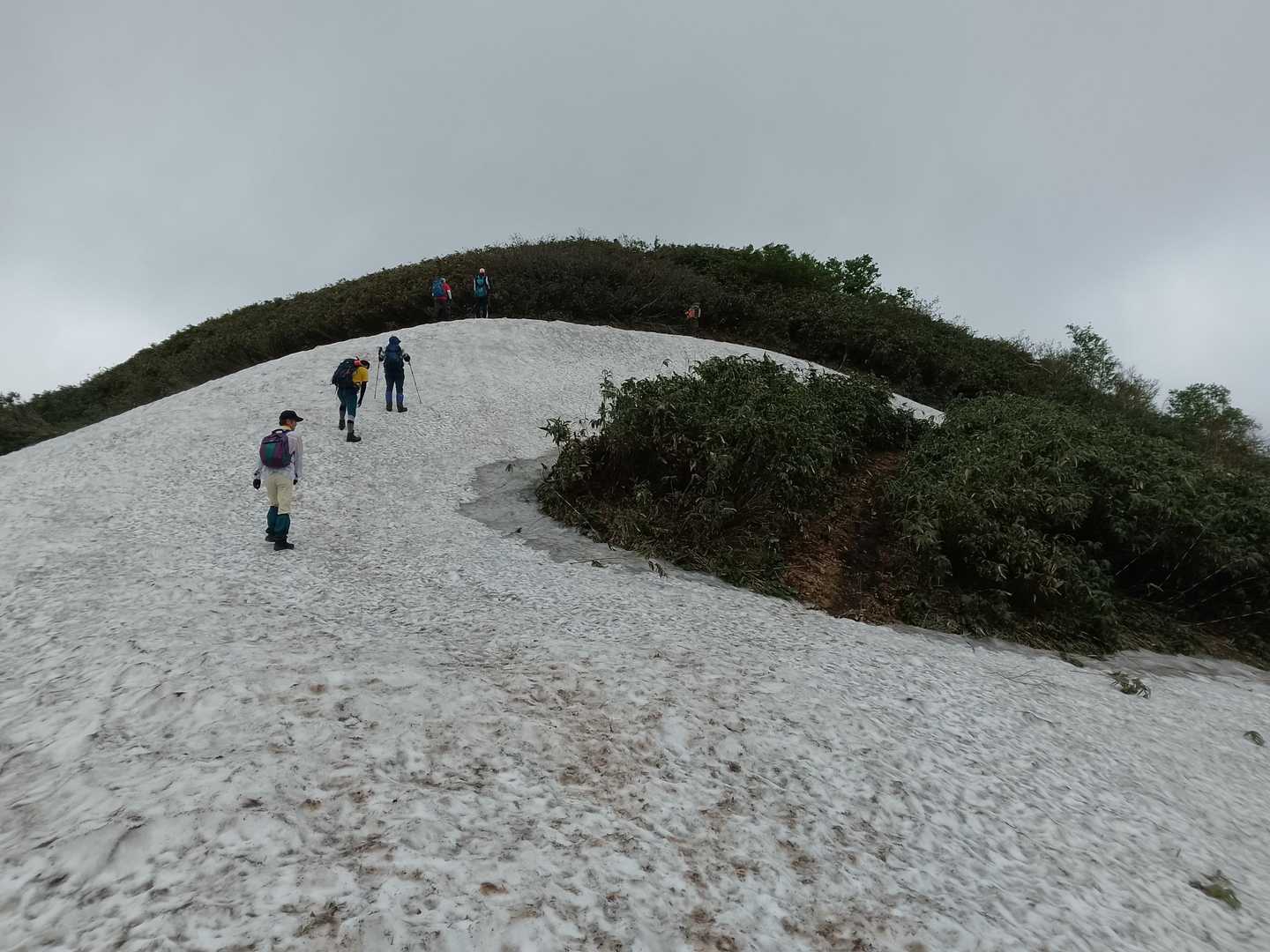 山頂直下の残雪