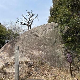 　"貝吹き岩（かいふきいわ）"
元弘の戦乱の中、合図や戦意昂揚のために法螺貝が吹かれたといわれています。
遠く生駒の山を望み、早朝は雲海、夕方は夕日を楽しめます。
　　　　　(パンフレットより)