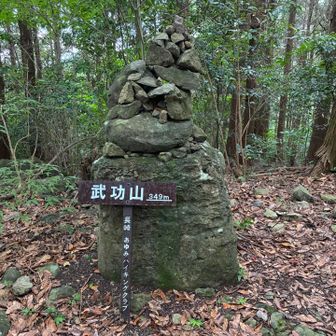 武功山山頂では雨も止み、ここでランチにしました。